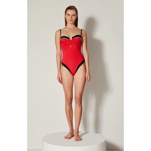 Kırmızı Siyah Metal Aksesuar Detaylı Kuvars Mayo