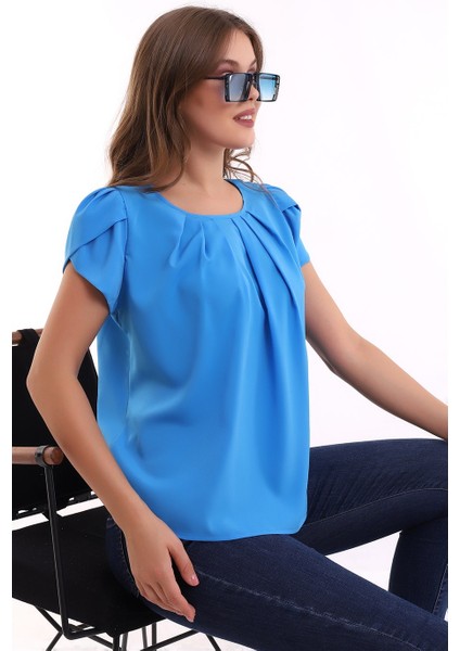 Yuvarlak Pileli Yakalı Kol Detaylı Rahat Kesim Kısa Kol Şık ve Cool Bluz fırsatları