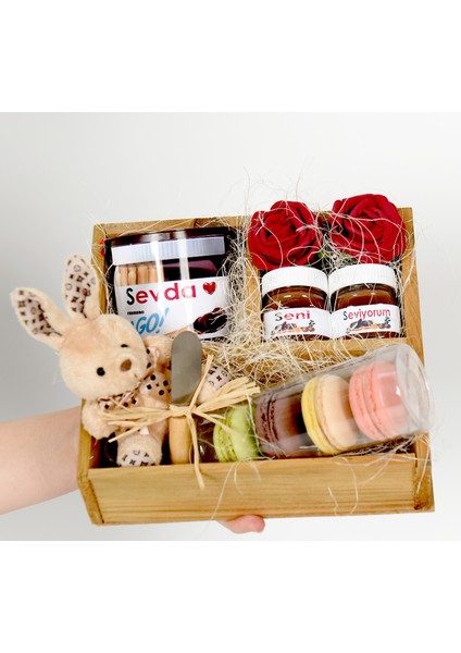 Ahşap Kasa Içerisinde Kişiye Özel Nutellalar Makaron ve Peluş Tavşan fiyatları