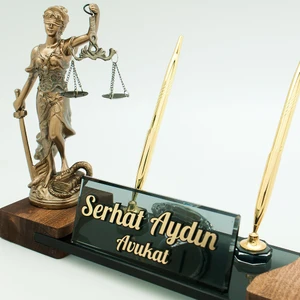 Avukata Özel Adalet Heykeli Masif Ayak Masa İsimliği