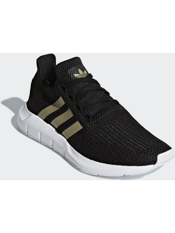 swift run w adidas