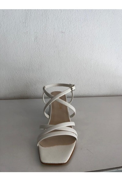 Berlin Kadın Beyaz Kısa Kalın Topuklu Yazlık Ayakkabı