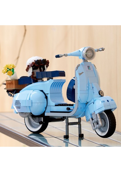 LEGO® Icons Vespa 125 10298 - Yetişkinler için Klasik bir İtalyan Simgesinin Detaylı ve Sergilenebilir Model Yapım Seti (1106 Parça)