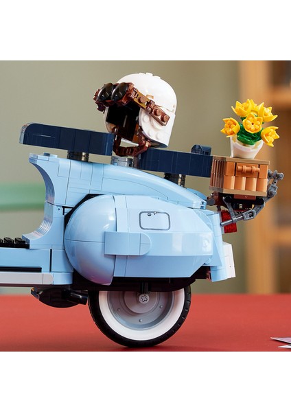 LEGO® Icons Vespa 125 10298 - Yetişkinler için Klasik bir İtalyan Simgesinin Detaylı ve Sergilenebilir Model Yapım Seti (1106 Parça)