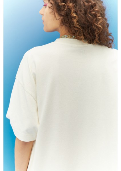 Kadın Loose Fit Rahat Kesim Pamuk Bisiklet Yaka Ekru Tişört indirimleri