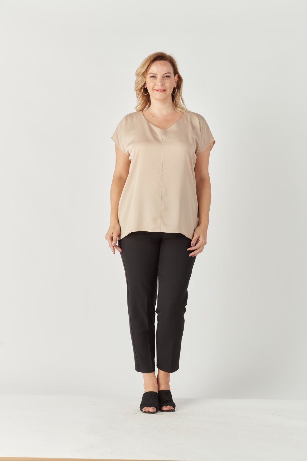 Moda Berray 3203 Saten V Yaka Kısa Kollu Büyük Beden Şık Bluz Vizon