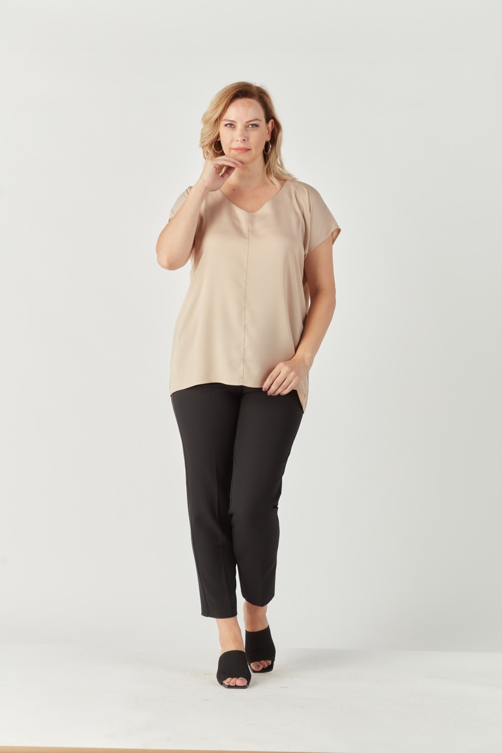 Moda Berray 3203 Saten V Yaka Kısa Kollu Büyük Beden Şık Bluz Vizon görsel 3