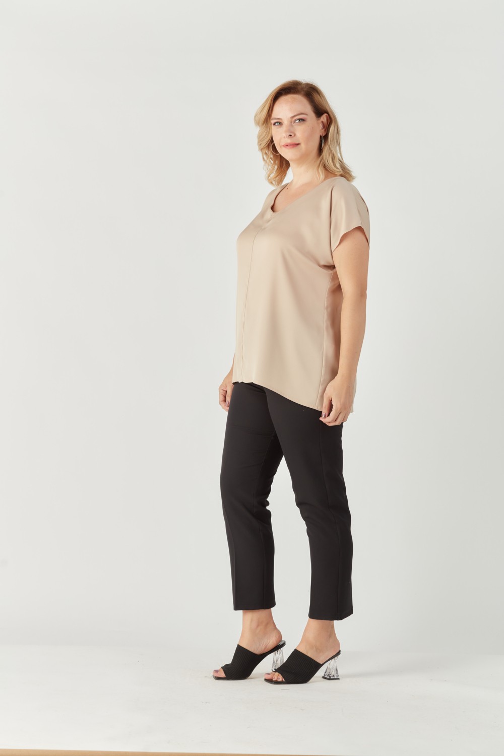 Moda Berray 3203 Saten V Yaka Kısa Kollu Büyük Beden Şık Bluz Vizon görsel 4