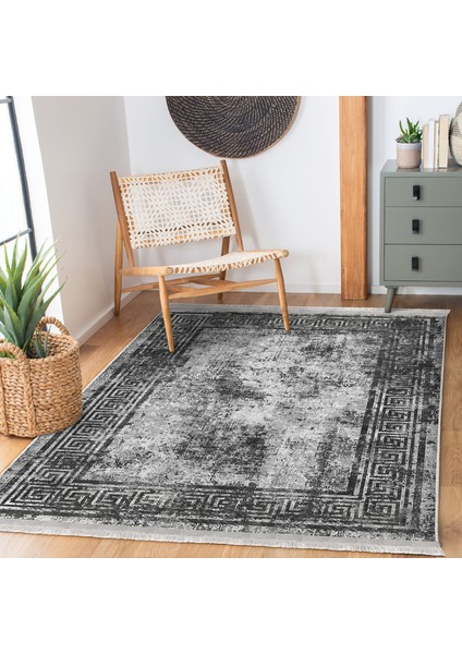 Gri - Siyah Zeminde Çerçeveli Motifli Antik Desenli Eskitme Motifli Vintage Dijital Baskılı Makinede Yıkanabilir Kaymaz Taban Saçaklı Halı modelleri