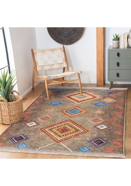 Kahverengi Zeminde Tribal Motifli Kilim Desenli Etnik Motifler Geometrik Dijital Baskılı Makinede Yıkanabilir Kaymaz Taban Saçaklı Halı