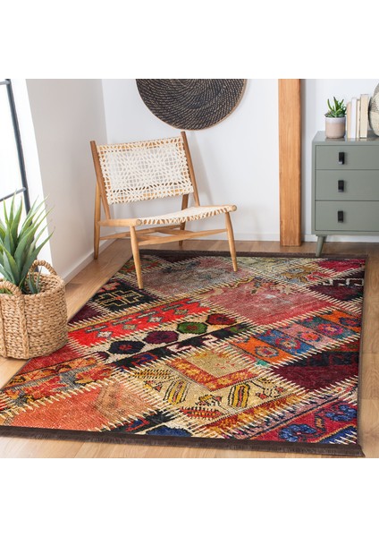 Kırmızı Zeminde Patchwork Motifli Kırkyama Desenli Vintage Etnik Motifler Dijital Baskılı Makinede Yıkanabilir Kaymaz Taban Saçaklı Halı