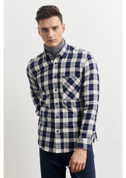 Erkek Lacivert-bej Slim Fit Dar Kesim Düğmeli Yaka %100 Pamuk Kareli Oduncu Gömlek