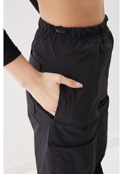Lastik Detaylı Paraşüt Kumaş Pantolon