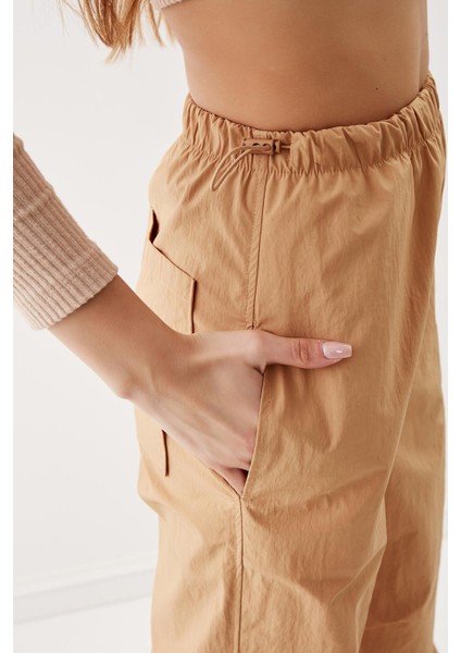 Lastik Detaylı Paraşüt Kumaş Pantolon