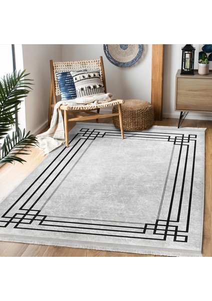 Gri - Siyah Zeminde Çerçeveli Motifli Klasik Desenli Geometrik Sade & Şık Salon & Oturma Odası Yatak Odası Dijital Baskılı Makinede Yıkanabilir Kaymaz Taban Saçaklı Halı