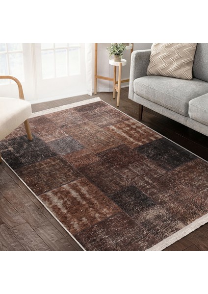 Kahverengi Zeminde Patchwork Motifli Vintage Desenli Vintage Eskitme Motifli Dijital Baskılı Makinede Yıkanabilir Kaymaz Taban Saçaklı Halı