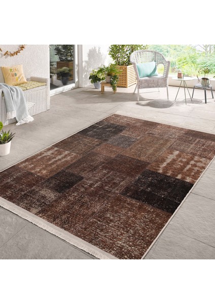 Kahverengi Zeminde Patchwork Motifli Vintage Desenli Vintage Eskitme Motifli Dijital Baskılı Makinede Yıkanabilir Kaymaz Taban Saçaklı Halı