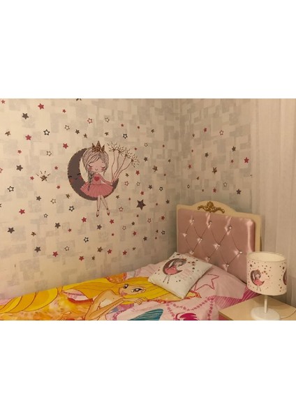Ayda Oturan Sevimli Kız Çocuk Odası Duvar Sticker Seti