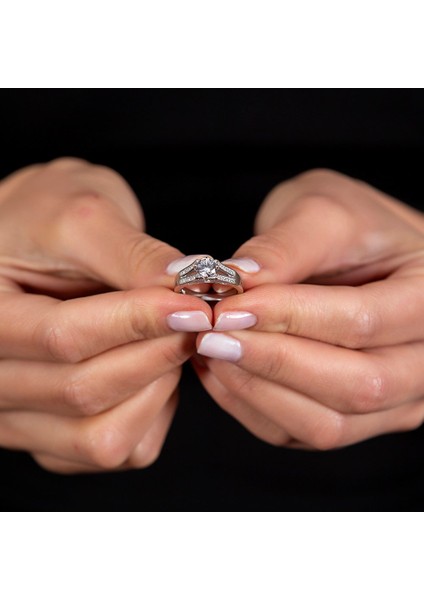 Zirkon Taşlı Modern Tasarım 925 Ayar Gümüş Kadın Tektaş Yüzük fiyatları