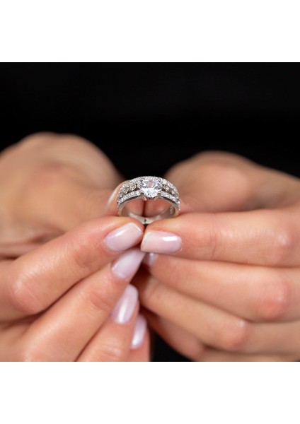 Zirkon Taşlı Üç Sıralı Zarif Tasarım 925 Ayar Gümüş Kadın Tektaş Yüzük fiyatları