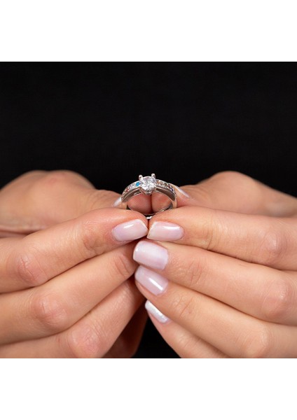 Multicolor Zirkon Taşlı Tek Sıra Tasarım 925 Ayar Gümüş Kadın Tektaş Yüzük fiyatları