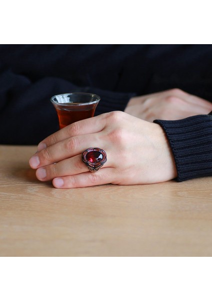 Kırmızı Zirkon Taşlı Adalet Temalı 925 Ayar Gümüş Erkek Yüzük modelleri