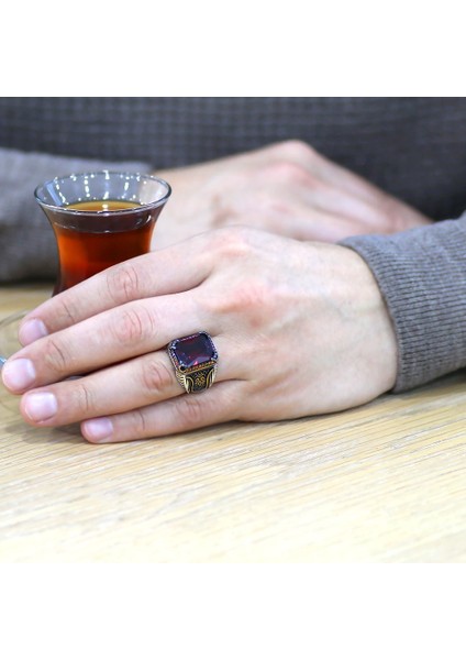 Baget Kesim Kırmızı Zirkon Taşlı Yanları Gotik Süslemeli 925 Ayar Gümüş Erkek Yüzük