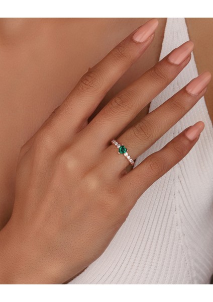 Ortası Zümrüt Yeşili Kalp Gümüş Yüzük