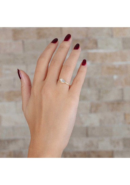 Zirkon Taşlı V Tasarım Gold Renk 925 Ayar Gümüş Bayan Yüzük modelleri