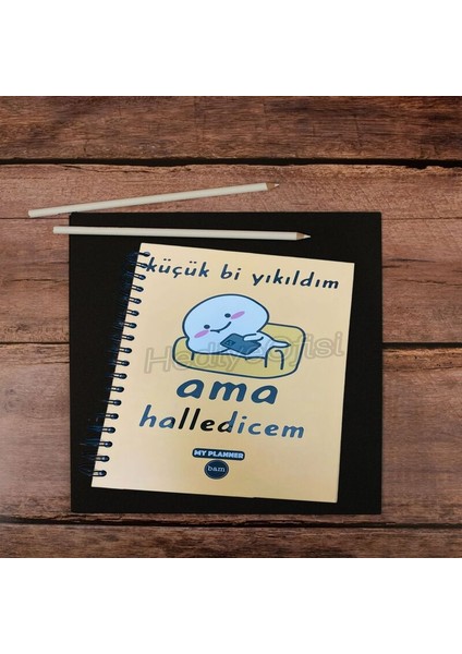 Küçük Bi Yıkıldım Ama Halledicem Tasarımlı Konuşan Ajanda Akademik Ajanda Yıllık Planlayıcı