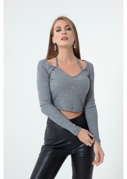 Kadın Gri Metal Aksesuarlı Örme Crop