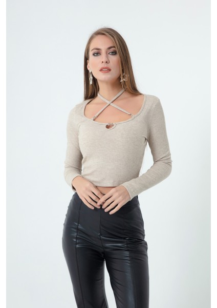 Kadın Bej Metal Aksesuarlı Örme Crop