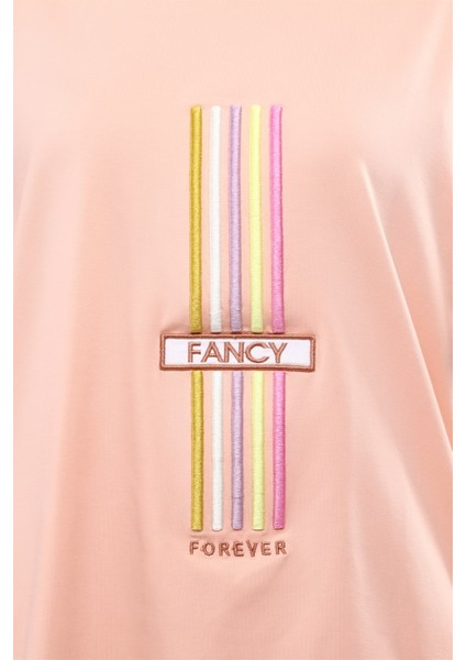 Fancy Kadın Geniş Yaka Renkli Nakışlı Yırtmaç Detaylı Oversize Tişört