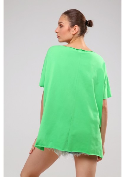 Fancy Kadın Geniş Yaka Renkli Nakışlı Yırtmaç Detaylı Oversize Tişört