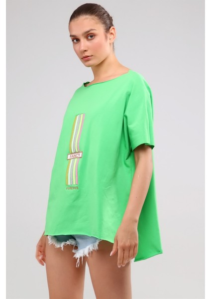 Fancy Kadın Geniş Yaka Renkli Nakışlı Yırtmaç Detaylı Oversize Tişört fırsatları