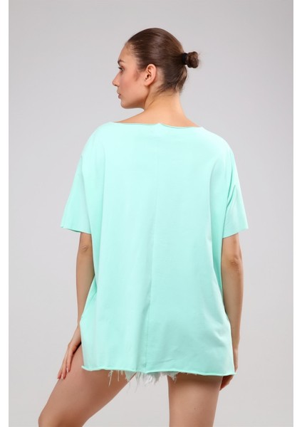 Fancy Kadın Geniş Yaka Renkli Nakışlı Yırtmaç Detaylı Oversize Tişört fırsatları