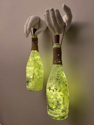 El Yapımı Heykel El Dekorlu LED Işıklı Buzlu Cam Şampanya Şişesi Aplik 2'li Set