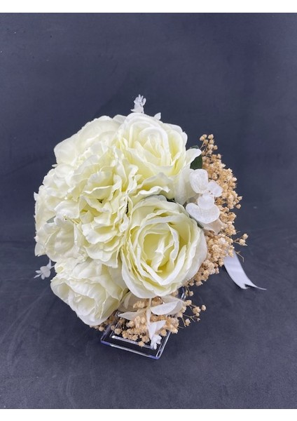 Ekru Cipsolarla ve Beyaz Çiçeklerle Süslenmiş Gül Gelin Buk