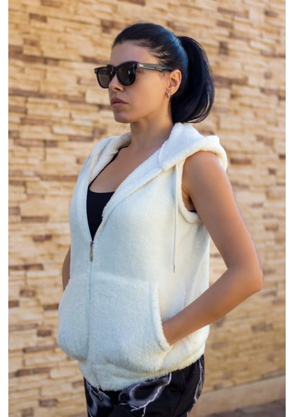 Kadın Beyaz Peluş Yumoş Fermuarlı Kapüşonlu Yelek 22KYLKPELO