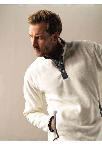 Erkek Beyaz Regular Fit Polar Sweatshirt fırsatları