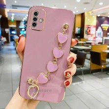 MTK Moveteck Samsung Galaxy M23 Kılıf Kamera Korumalı Parlak Gold Kenar Kalpli Bileklik Toka Tutacak