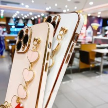 MTK Moveteck Apple iPhone 14 Pro Uyumlu Kılıf Kamera Korumalı Parlak Gold Kenar Kalpli Bileklik Toka Tutacak