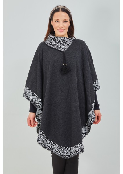 Kadın Siyah Beyaz Devrik Yakalı Desenli Geniş Kalıp Panço modelleri