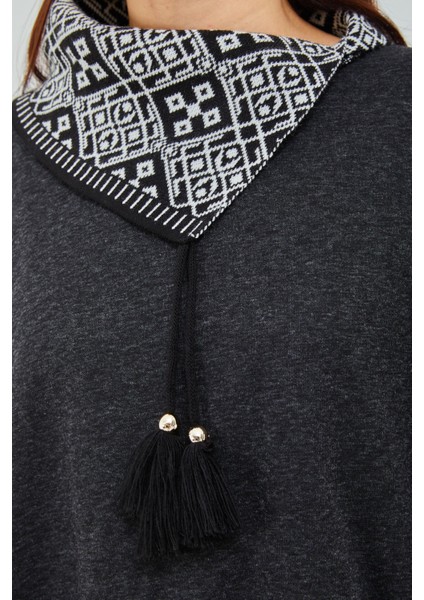 Kadın Siyah Beyaz Devrik Yakalı Desenli Geniş Kalıp Panço indirimleri