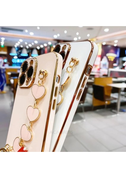 Apple iPhone 14 Pro Uyumlu Kılıf Kamera Korumalı Parlak Gold Kenar Kalpli Bileklik Toka Tutacak