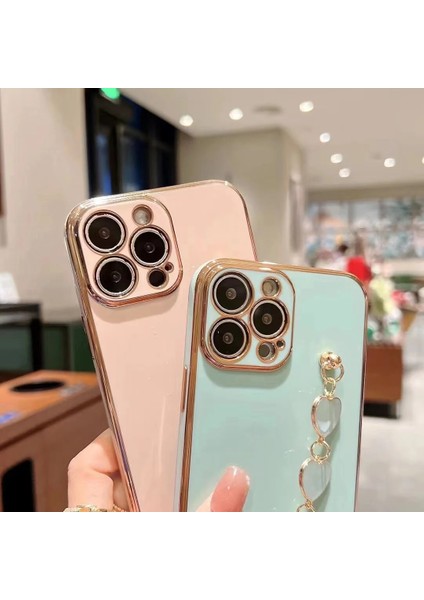 Apple iPhone 14 Pro Uyumlu Kılıf Kamera Korumalı Parlak Gold Kenar Kalpli Bileklik Toka Tutacak