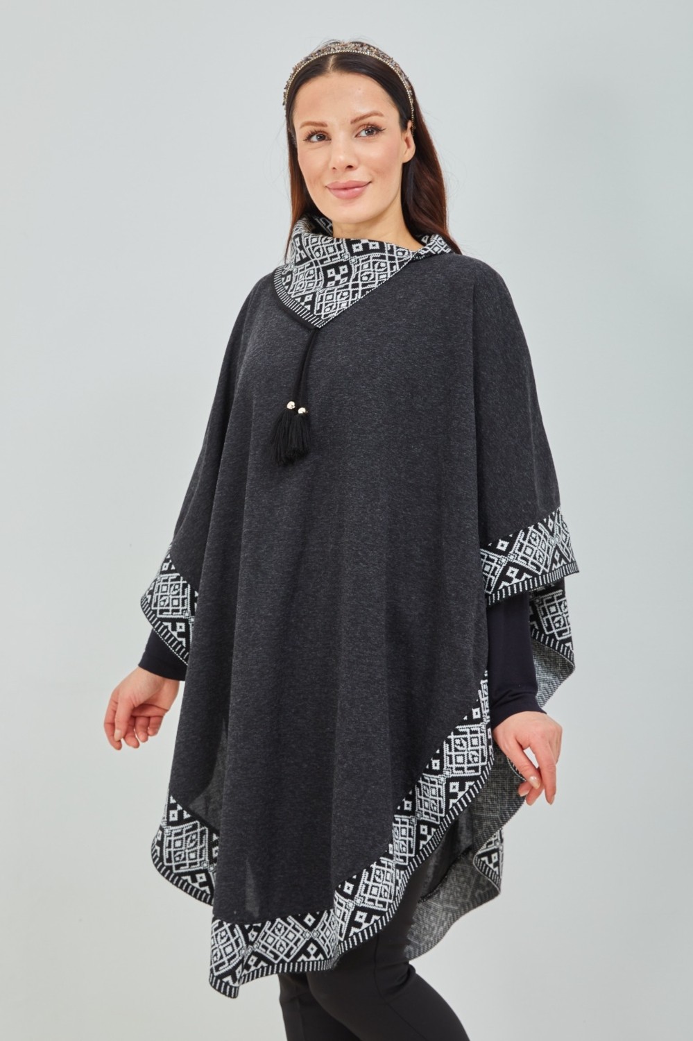 Fresh Moda Kadın Siyah Beyaz Devrik Yakalı Desenli Geniş Kalıp Panço görsel 2