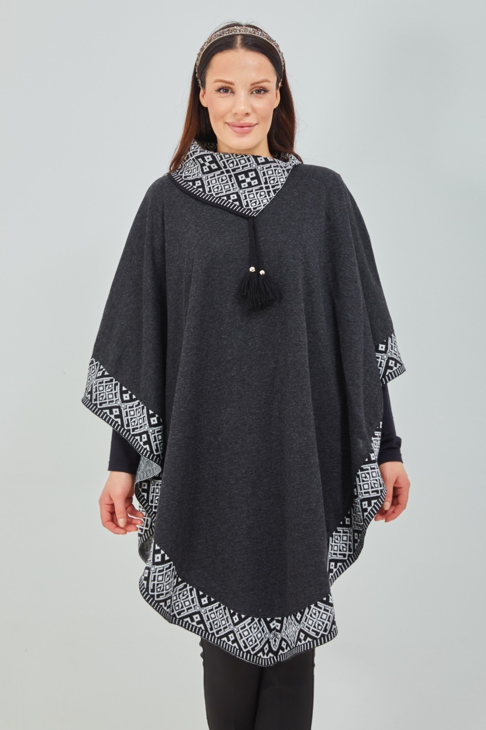 Fresh Moda Kadın Siyah Beyaz Devrik Yakalı Desenli Geniş Kalıp Panço görsel 3
