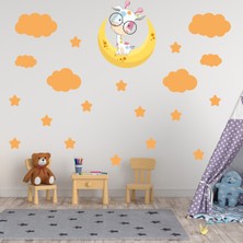 Tilki Dünyası Ay Üzerindeki Sevimli Zürafa Turuncu Bulutlar ve Turuncu Yıldızlar