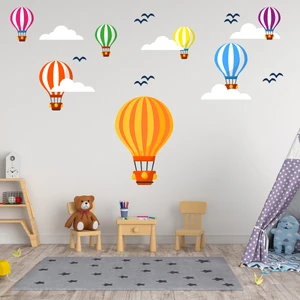 Tilki Dünyası Uçan Balonlar Beyaz Bulutlar ve Kuşlar